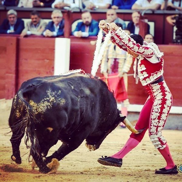 Javier Ambel apoyándose en los palos