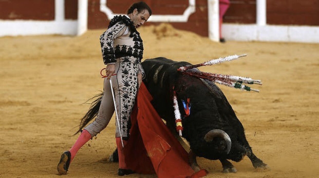 Un alcalde y un torero la lían.
