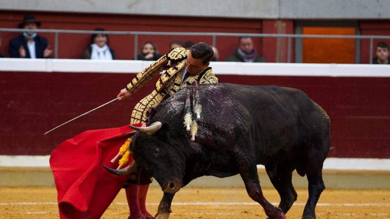 Octavio Chacón @octaviochaconof doblándose con el toro