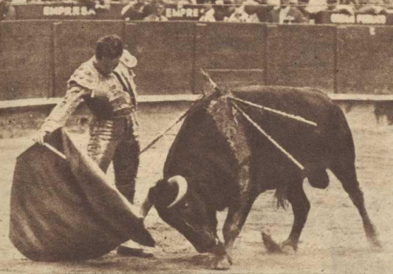 Antonio Bienvenida en un pase con la derecha