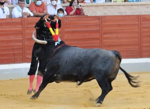 Raúl Núñez asomándose al balcón en Villaseca de la Sagra