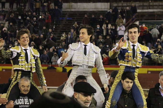 Apoteosis de Tomás Rufo, con cuatro orejas, a hombros entre dos colosos en Castellón