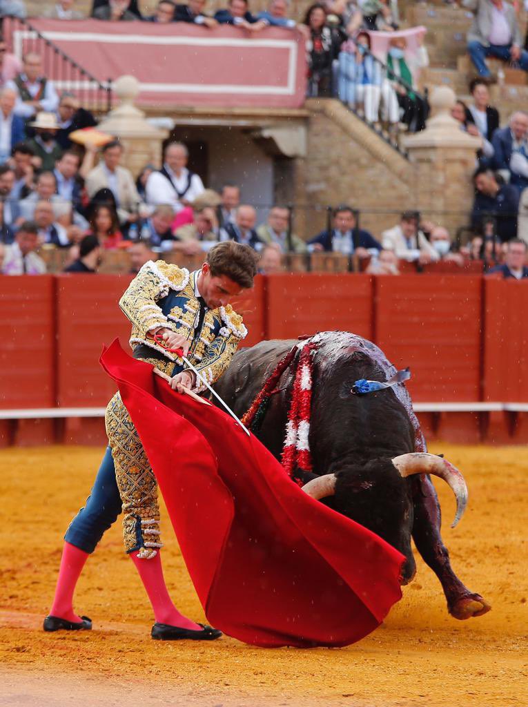 Orejas para Garrido y Cadaval en una brava corrida de Santiago Domecq en Sevilla
