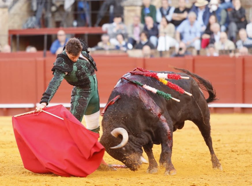 Luque emociona en Sevilla y abre la Puerta del Príncipe
