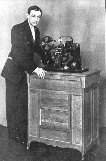 1914:El popular matador de toros «Gallito» con el aparato cinematográfico «Kolt», que ha constituido la más agradable distracción del famoso diestro durante la convalecencia de sus últimos percances taurinos