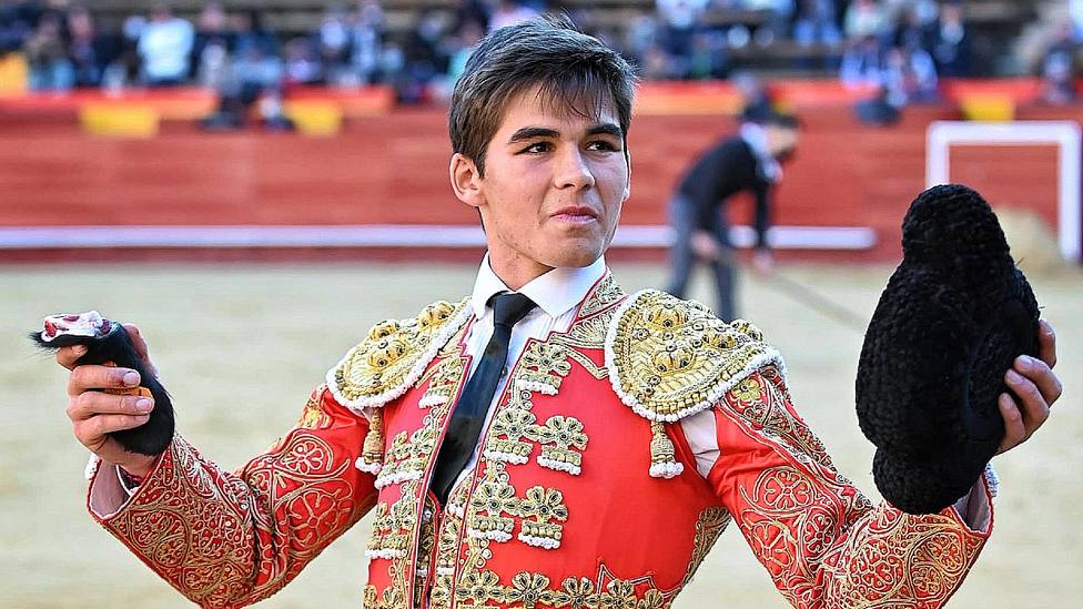 Ilusiona Manuel Caballero y deslumbra Morante en la corrida de Asprona