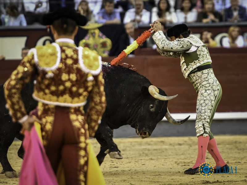 VÍDEO:Fernando Sánchez firma el par de banderillas de la feria