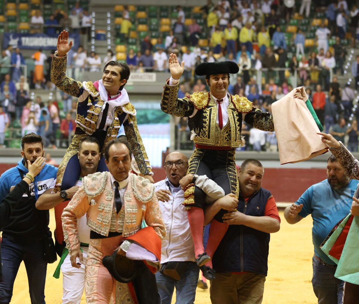 Morante y Joselito Adame, dos orejas y puerta grande en Burgos