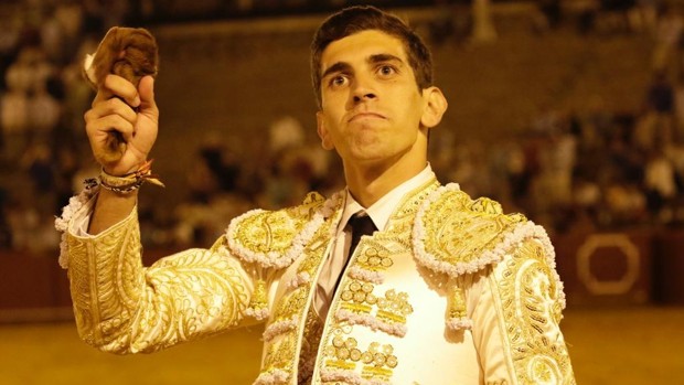 Novillada en la Maestranza: disposición de ‘El Melli’ y buenas maneras de Lalo de María.