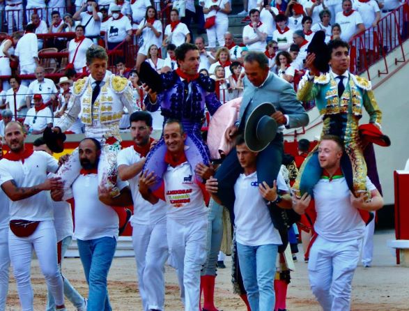 PAMPLONA:pitorreo de orejas, poco toreo y buena corrida de La Palmosilla.