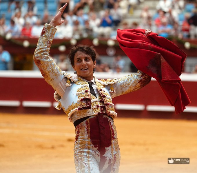 Guillermo Hermoso de Mendoza y Roca Rey abrochan San Sebastián a lo grande