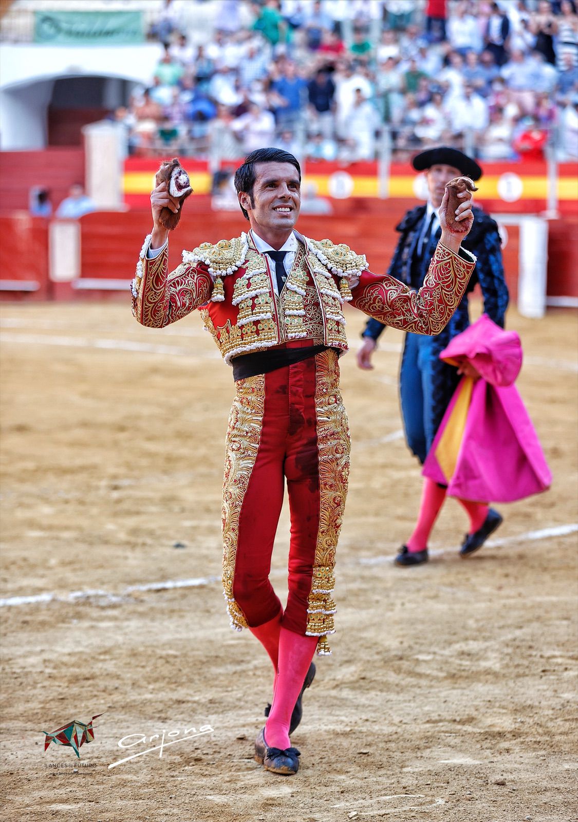 Almería: En su reaparición,  @EmiliodeJusto  corta 2 orejas al primer toro de la tarde