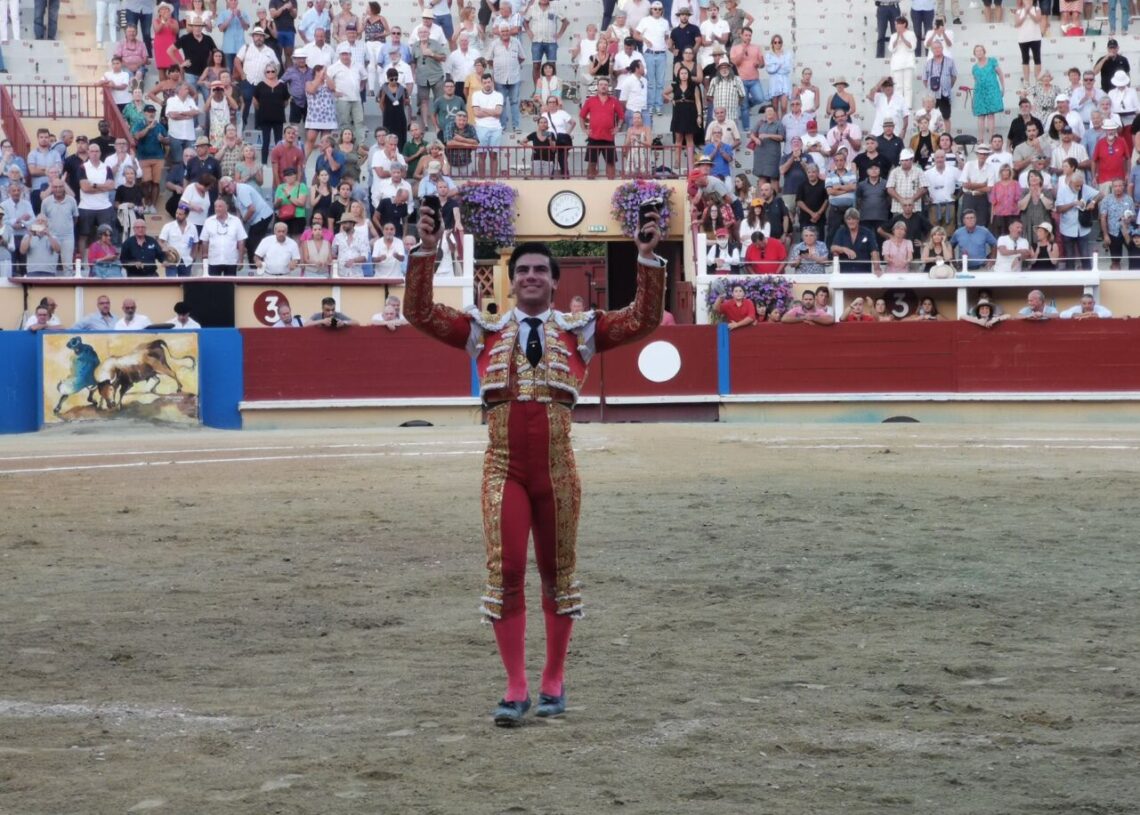 Arrollador Colombo, cuatro orejas y en hombros con Perera en la clausura de Bayona