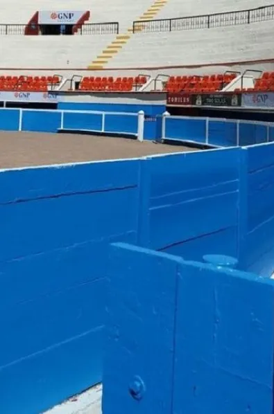 Monumental de Aguascalientes: Se pintan las tablas de azul purísima por la Virgen de la Asunción y el aniversario 447 de la ciudad.