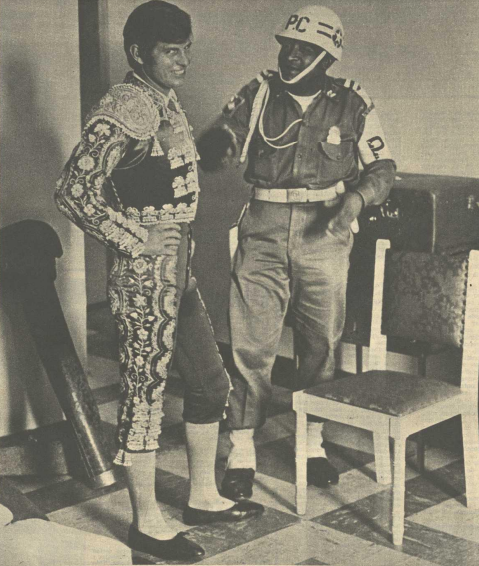 1965:El Cordobés, custodiado en el hotel por la policía ante el fervor de sus seguidores