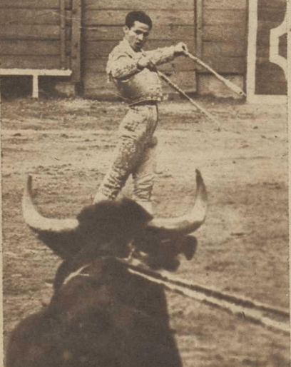 1960:Curro Girón citando a un toro en Manizales