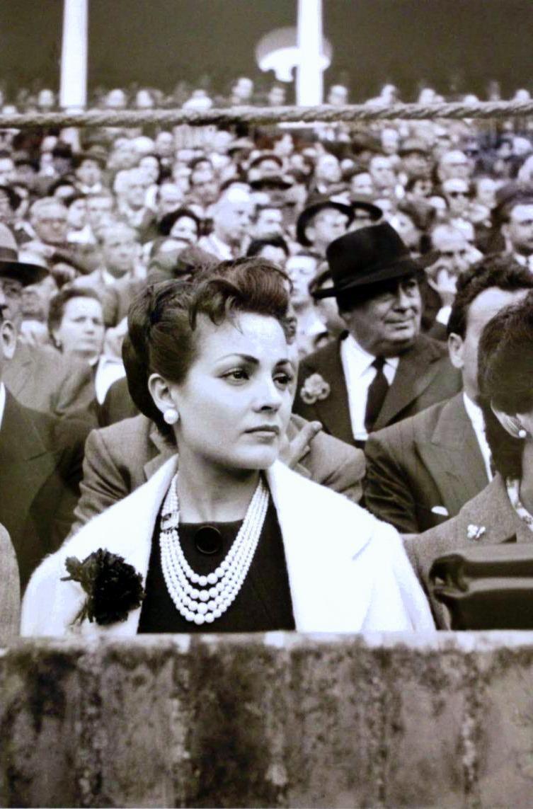 Carmen Sevilla, durante una corrida de toros en la Real Maestranza de Caballería de Sevilla. DEP+