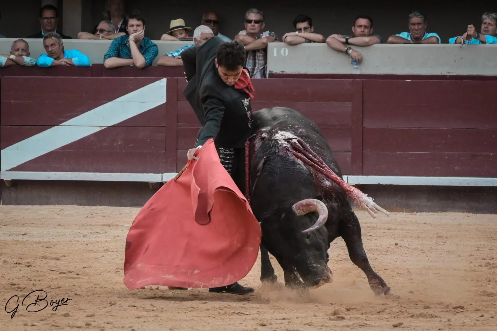 Importante Leo Valadez en Istres: Corta dos orejas.