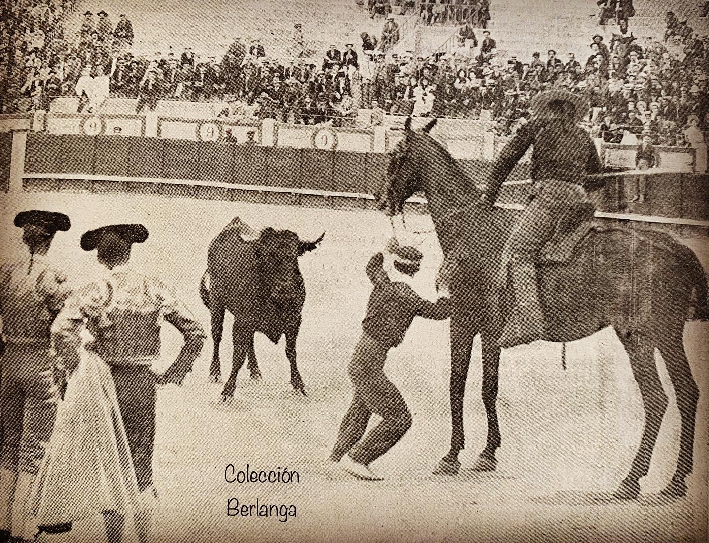Madrid:monosabio exponiéndose en la novillada celebrada el 25 de julio de 1903