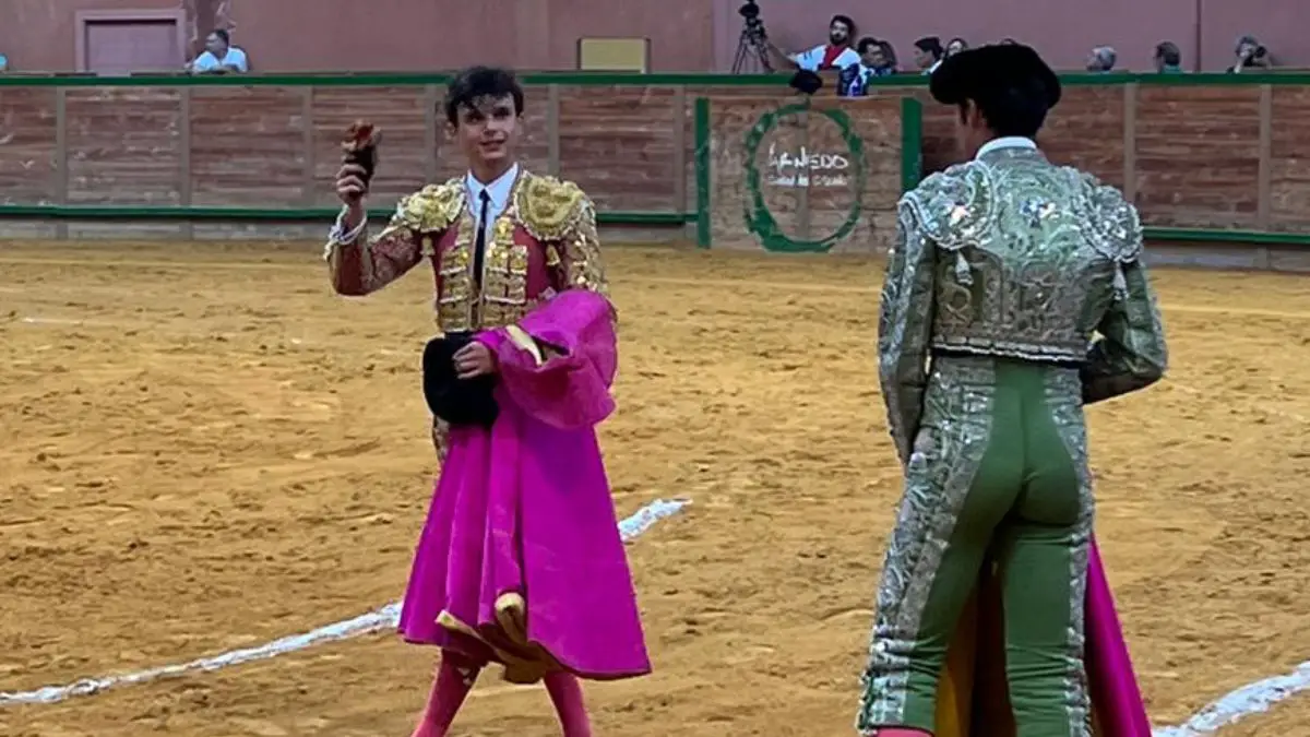 Daniel Medina hace una faena de Zapato de Oro