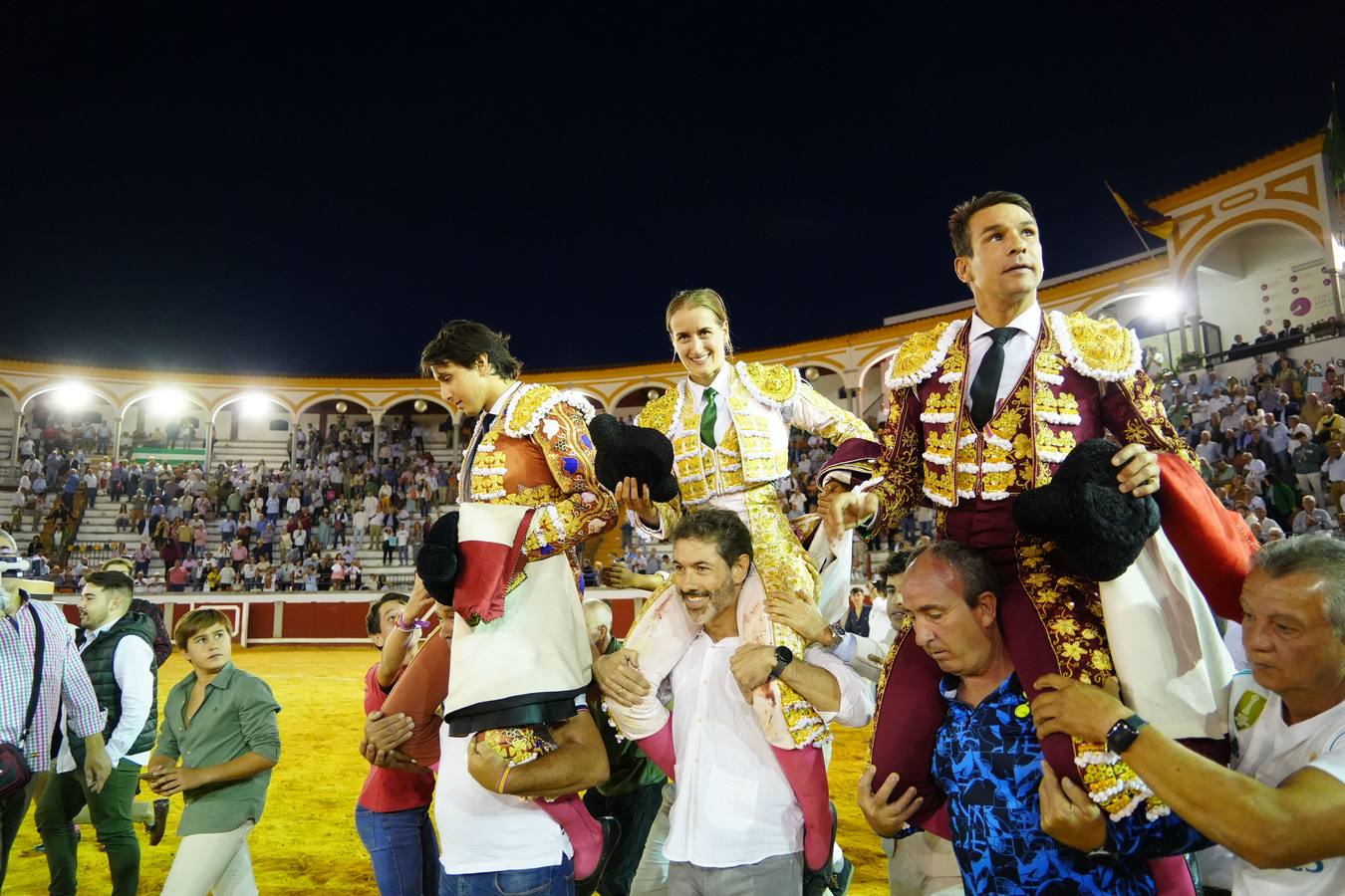 Pozoblanco: Rocío Romero, a hombros junto a Manzanares y Roca en la tarde de su alternativa