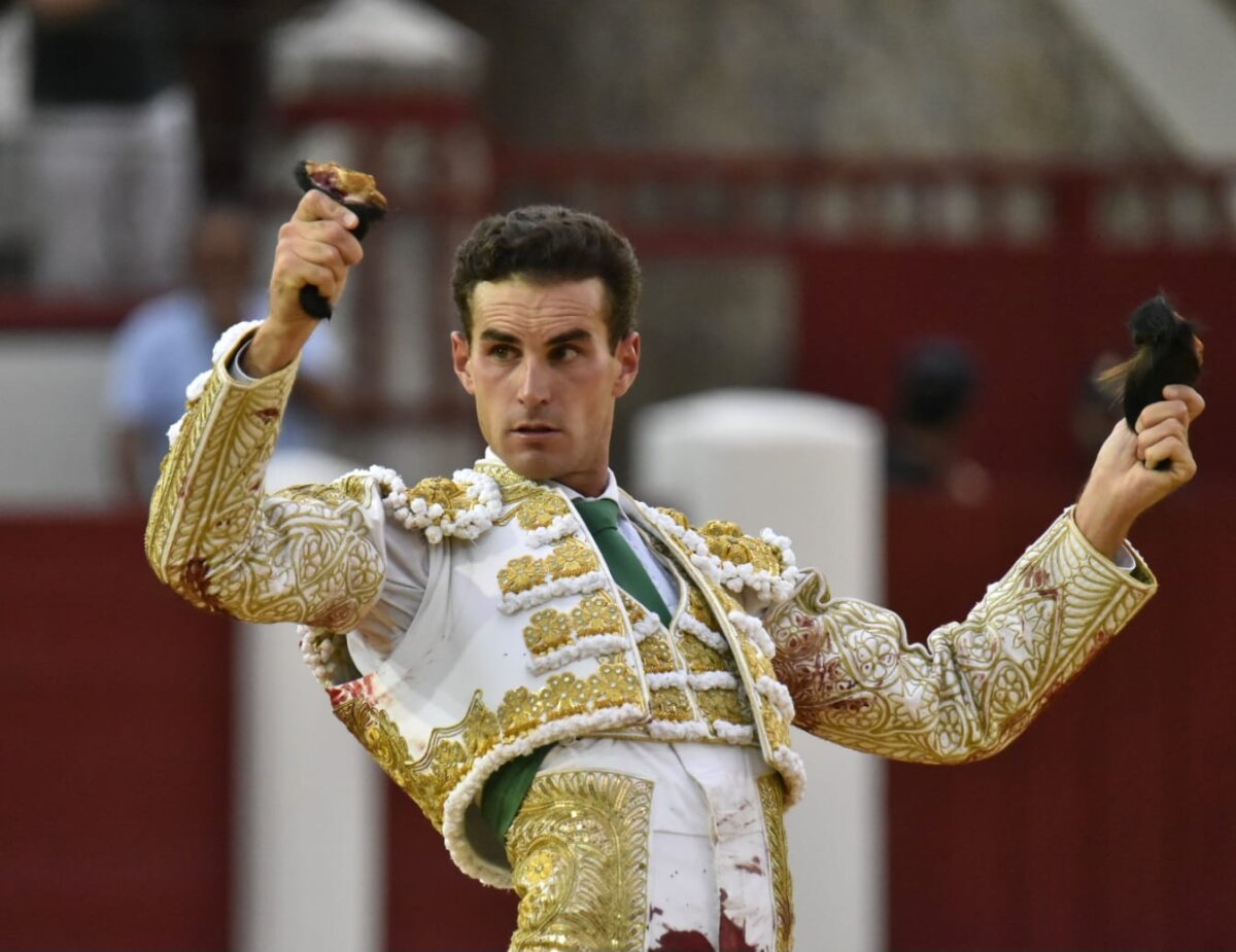 Fernando Adrián recibe de manos de la Unión de Abonados de Madrid el premio al Torero Revelación 2023