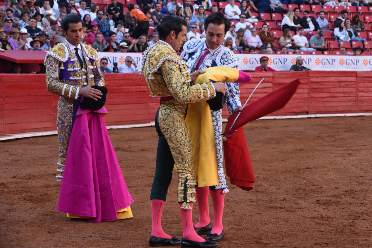 San Román, a hombros en la sexta corrida de reapertura; oreja para Mauricio y firme confirmación de De Justo