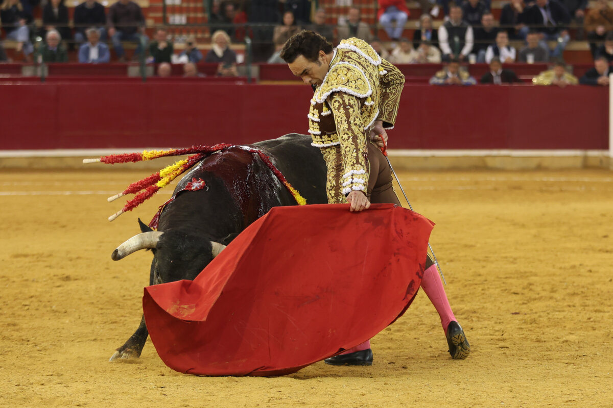 El magisterio de El Cid y un gran toro de Ana Romero emergen en medio de una corrida de hule en Zaragoza