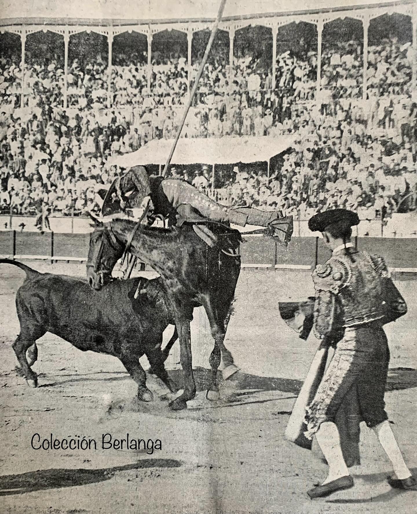 1910:excelente puyazo en la plaza de toros de Jerez