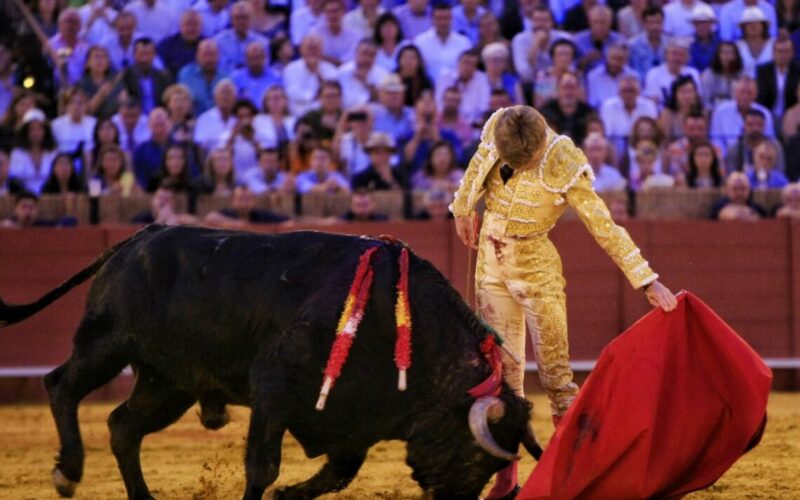 La profundidad y la entrega de Borja Jiménez, única vuelta al ruedo en Sevilla