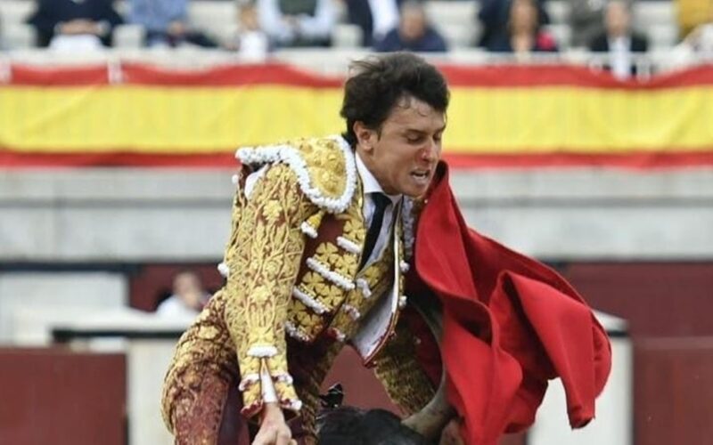 Roca Rey, cornada de dos trayectorias de 15 centímetros en el muslo derecho (VÍDEO y Parte Médico) 