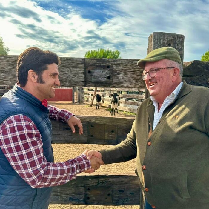 Morante, su nueva ganadería en Sevilla y la historia de esta fotografía cerrando un acuerdo con un ganadero