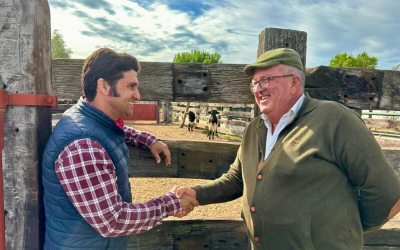 Morante, su nueva ganadería en Sevilla y la historia de esta fotografía cerrando un acuerdo con un ganadero