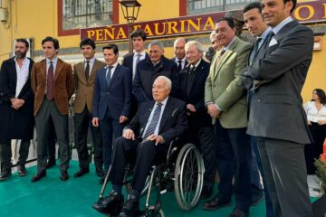 Camas se vuelca con Curro Romero y le dedica un busto en un acto cálido y emotivo