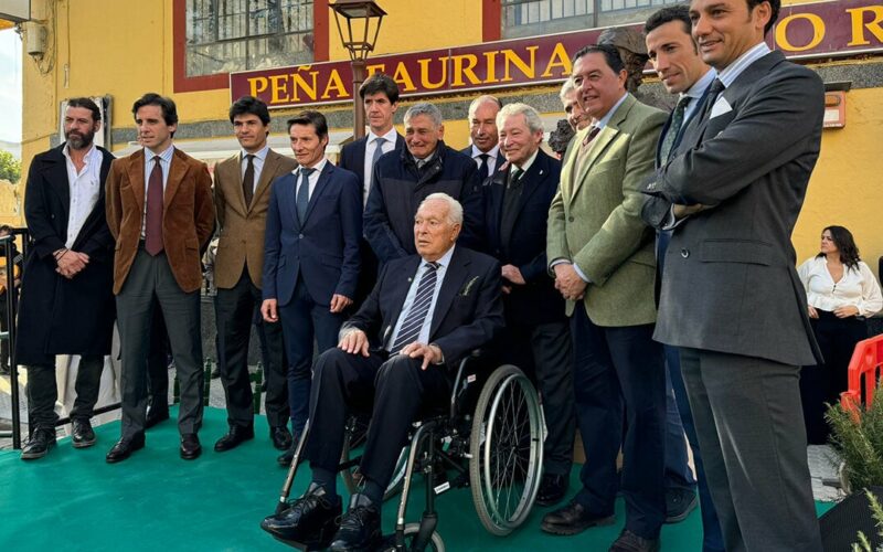 Camas se vuelca con Curro Romero y le dedica un busto en un acto cálido y emotivo