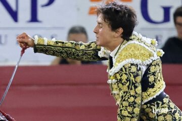 Descafeinda Corrida de las Luces Guadalupana en León, en la que  Roca Rey resulta fracturado de un dedo de la mano derecha