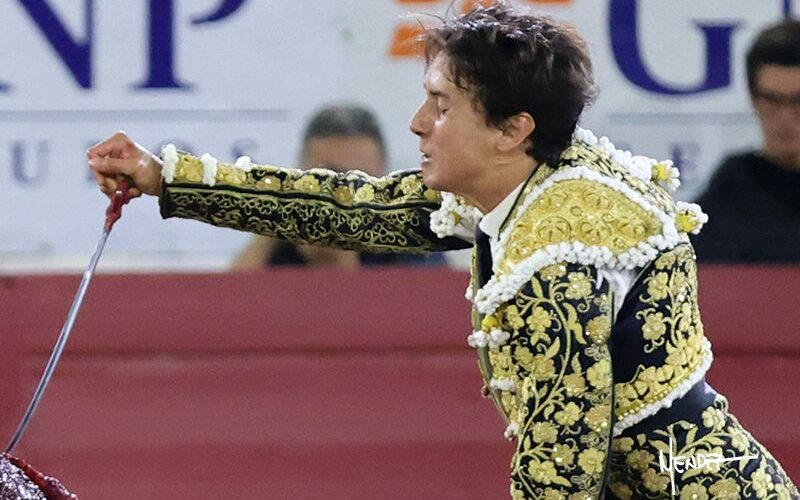 Descafeinda Corrida de las Luces Guadalupana en León, en la que  Roca Rey resulta fracturado de un dedo de la mano derecha