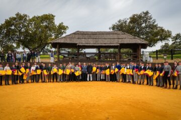 Roca Rey en su finca obsequió a alumnos de las Escuelas de Andalucía capotes y muletas