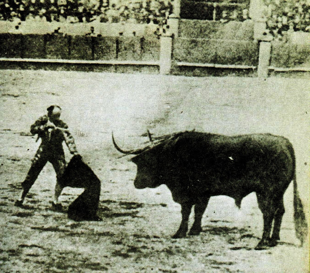 Guerrita entrando a matar a «Cocinero» de Félix Gómez