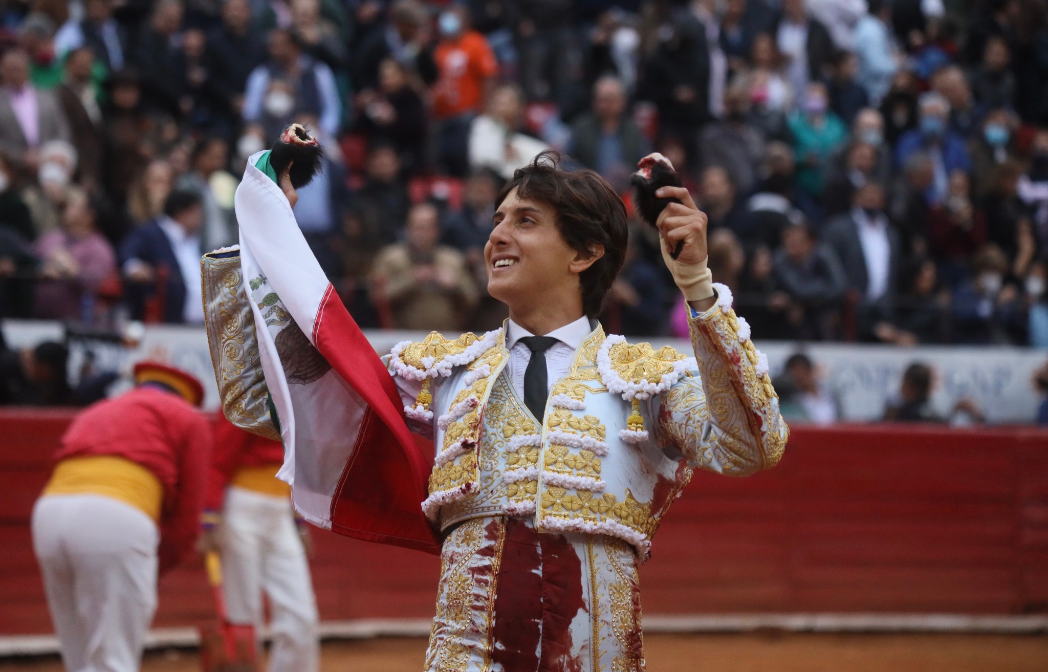 Roca Rey, a hombros en la México